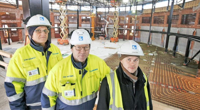 Työnjohtaja Kari Mäenpää, työmaa­insi­-nööri Ossi Teittinen ja projektin­johtaja Tero ­Turunen uskovat, että hankkeeseen­ liittyvää kaup-pakeskustapäästään ­rakentamaan kesään mennessä.Sekä Veturitalleihin että Veturitoriin tulee vesikiertoinen lattialämmitys. Yhteensä putkia on asennettu 15–16 kilometriä.