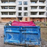 Asukkaat ovat poistuneet hyvissä ajoin purkumiesten alta. Purku käynnistyy asbestin poistamisella ja sisäkalusteista.