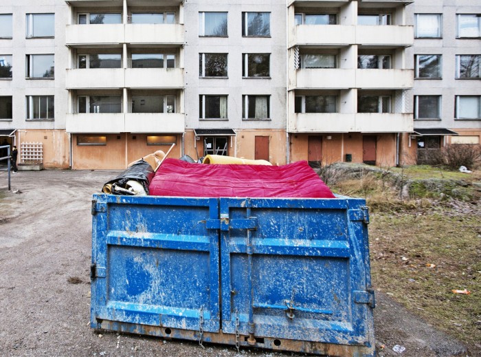 Asukkaat ovat poistuneet hyvissä ajoin purkumiesten alta. Purku käynnistyy asbestin poistamisella ja sisäkalusteista.
