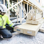 Rakennusliike­ Reposen puu- elementtien asennuksista vastaava työnjohtaja Matti Mäkitalo tietää näiden kerrostalon puuelementtien asennuksen rytmityksestä. ”Hektistä!”, hän sanoo ykskantaan.