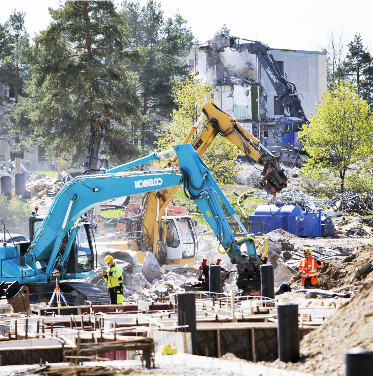 Jakomäen suurhankkeessa purkutyön aikana pääurakoitsijan sekä elementtitehtaiden ja -asentajan työnsuunnittelu on voitu tehdä koordinoidusti ja pitkäjänteisesti.