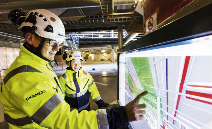 Juho-Pekka  H&auml;m&auml;l&auml;inen ja Ida Forssell-Tattari pit&auml;v&auml;t &rdquo;kentt&auml;tietomallia&rdquo; hy&ouml;dyllisen&auml; lis&auml;n&auml; laajan ty&ouml;maa-alueen arkeen.