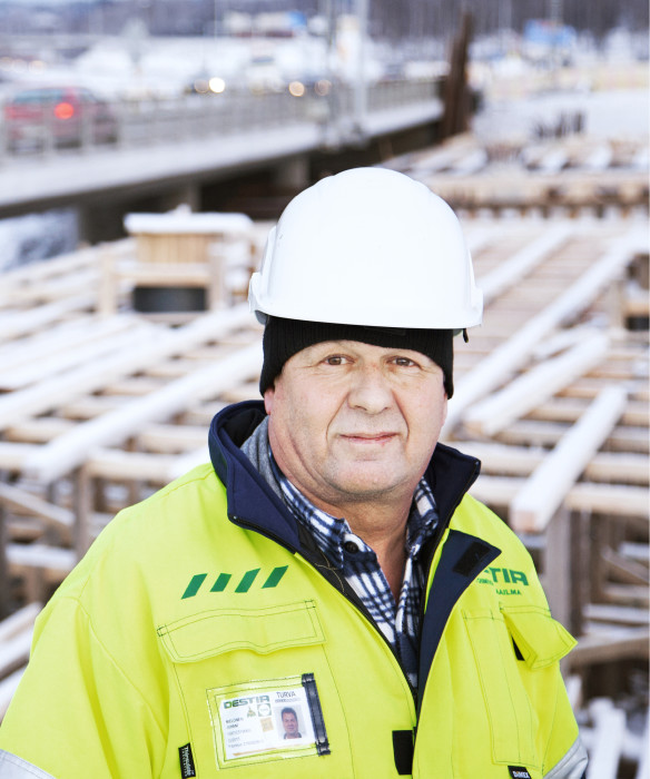 Juhani Mielonen on tyytyväinen töiden vaiheistukseen: kireilläkin pakkasilla päästiin tekemään muottitöitä.