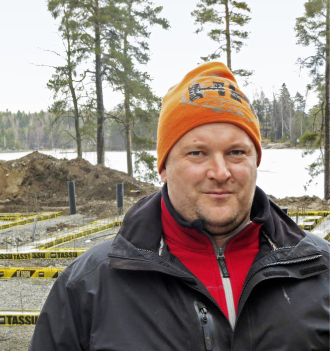Virolaisyrittäjä­ Jaan Väär Otepest Oy:stä on käyttänyt vuokrakoneita Suomessa vuosia ja korostaa niiden aikataulujen pitämisen tärkeyttä asiakassuhteen jatkumisessa.