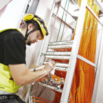 Sairaalaprojektissa laatu on ykk&ouml;sasia. Etel&auml;-Savon  Teleasennus Oy:n Eetu Heikkinen  on tarkkana.