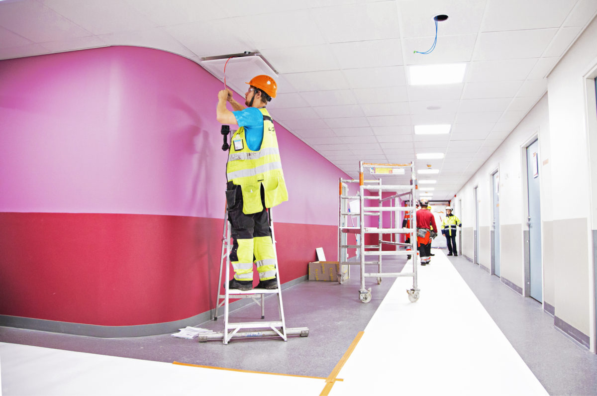 Vaikka suunnitelmat ovat el&auml;neet, keskussairaalan p&auml;&auml;aulan &shy;laajen&shy;tamisen ja nykyisen poliklinikka-alueen muutos&shy;ty&ouml;t valmistuvat kaksi kuukautta etuajassa.