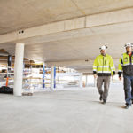 Keski-Suomen Betonirakenne Oy:n ty&ouml;maap&auml;&auml;llikk&ouml; Pasi Juntunen (oik.) ja Controlteamin valvoja Eero Roiha kehuvat yhteisty&ouml;t&auml; mutkattomaksi.