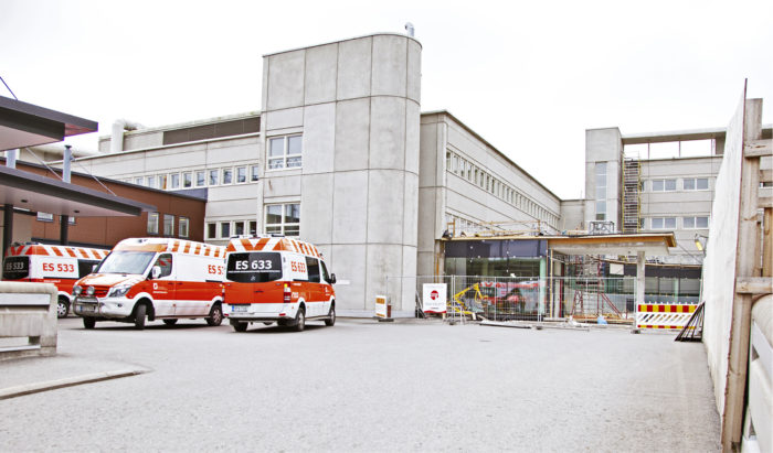 Rakennusty&ouml;t joudutaan v&auml;h&auml;n v&auml;li&auml; keskeytt&auml;m&auml;&auml;n, sill&auml; sairaalan  toimivat osastot, kuten kuvassa oleva p&auml;ivystys, ovat koko  ajan vieress&auml;.