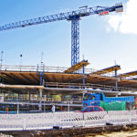 Kapealle pisaramuotoiselle tontille radan  ja Manner&shy;heimin&shy;tien v&auml;liin nousevan pys&auml;k&ouml;intitalon rakennesuunnittelussa  on otettu huomioon junan t&ouml;rm&auml;ysvoimat.