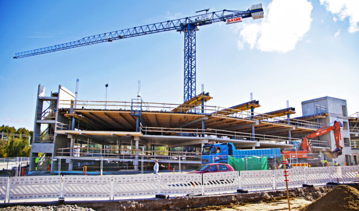 Kapealle pisaramuotoiselle tontille radan  ja Manner&shy;heimin&shy;tien v&auml;liin nousevan pys&auml;k&ouml;intitalon rakennesuunnittelussa  on otettu huomioon junan t&ouml;rm&auml;ysvoimat.