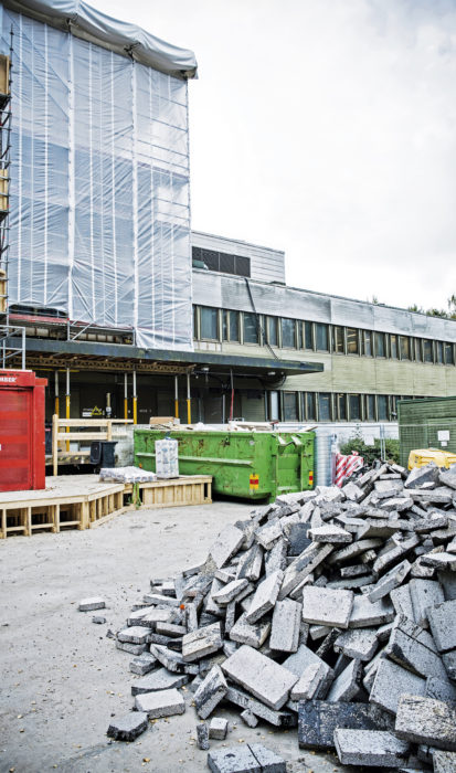 Ahtaalla ty&ouml;maalla on oltava tarkkana, ett&auml; purettu materiaali saadaan nopeasti pois ja uutta tuodaan vain sit&auml; mukaa kuin tarvitaan.