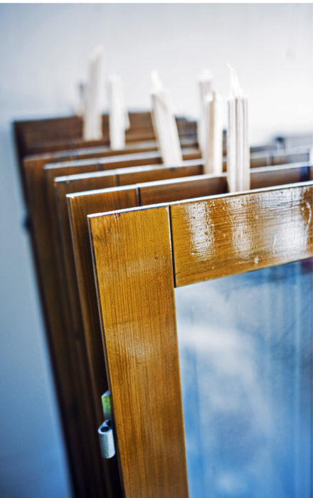 350 vanhaa ikkunaa hiotaan, pinta&shy;k&auml;sitell&auml;&auml;n ja eristet&auml;&auml;n, mink&auml; j&auml;lkeen ne palvelevat seuraavat 40&ndash;50 vuotta.