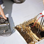 Kun harjoituskohteena olevan sata vuotta vanhan tiilirakennuksen rakenteet on k&auml;yty l&auml;pi, vuorossa ovat lattioiden ja seinien avaaminen, kosteusmittauksien  ja asbestikartoituksien tekeminen sek&auml; mikrobin&auml;ytteiden ottaminen.