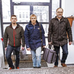 Mittausharjoituksista palaavat Joonas Rauhala (vas.) ja Tomi Korpelainen uskovat, ett&auml; home- ja kosteustorjunnan osaaminen  parantaa ty&ouml;llistymisen mahdollisuuksia. Aikuispuolen koulutusta vet&auml;v&auml; Markku Rusi korostaa, ett&auml; lopullinen kelpoisuus saadaan, kun m&auml;&auml;r&auml;tyt ty&ouml;kokemusvuodet ovat kasassa.