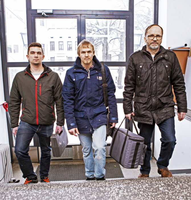 Mittausharjoituksista palaavat Joonas Rauhala (vas.) ja Tomi Korpelainen uskovat, ett&auml; home- ja kosteustorjunnan osaaminen  parantaa ty&ouml;llistymisen mahdollisuuksia. Aikuispuolen koulutusta vet&auml;v&auml; Markku Rusi korostaa, ett&auml; lopullinen kelpoisuus saadaan, kun m&auml;&auml;r&auml;tyt ty&ouml;kokemusvuodet ovat kasassa.