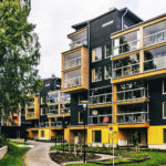 Eskolantien puukerrostalot on koottu ty&ouml;maalla tehdas&shy;valmisteisista elementeist&auml; kuin legopalikat. Kokoaminen  kesti vain kolme kuukautta. Puisiin tilaelementteihin on  tehtaassa asennettu ikkunat, pintamateriaalit ja kalusteet.
(Kuva: SRV)