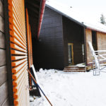 Rovaniemen koulutuskuntayhtym&auml;n koulutus- ja hyvinvointikeskus Wellevi Levill&auml; valmistui vuonna 2014 l&auml;hes kokonaan Lapin ammattiopiston oppilasty&ouml;n&auml;. Testi- ja mittausk&auml;ytt&ouml;  huomioitiin jo rakentamisen suunnitteluvaiheessa. Rakentamisessa huomioitiin my&ouml;s tilojen muunneltavuus, energiatalous ja kest&auml;v&auml; kehitys.
(kuva: Rovaniemen koulutuskuntayhtym&auml;)