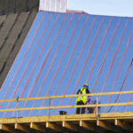 Vaskisep&auml;t  Oy:n peltisep&auml;t  rakensivat Suvelan uuden kappelin kuparikattoa lippakatolta k&auml;sin. Putoamissuoja esti horjahtamisen reunan yli. Kuparilevyjen saumauksessa  ty&ouml;ntekij&auml;  k&auml;ytti valjaita, koska ty&ouml;ss&auml; kiivettiin jyrk&auml;ll&auml; katolla lep&auml;&auml;vi&auml; tikkaita pitkin harjalle.