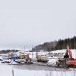 Huutom&auml;en kohdalla  valtatien laajennuksessa  sek&auml; eritasoliittym&auml;n ja sillan  rakentamisessa on mukana kymmenen kone&shy;urakoitsijaa.