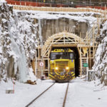 Juna ja rakentajat eiv&auml;t mahdu tunneliin samanaikaisesti, ty&ouml;t on teht&auml;v&auml; liikenteen ehdoilla.