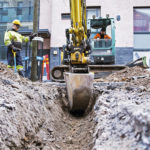 Kaupunki&shy;alueilla kaivantot&ouml;it&auml; tehd&auml;&auml;n talvel&shy;lakin, mutta ty&ouml; vaikeutuu maan ollessa roudassa. Haja-asutus&shy;alueilla ty&ouml;t etenev&auml;t nopeasti kaapeliauralla.