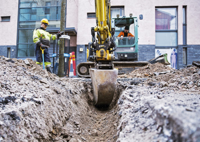 Kaupunki&shy;alueilla kaivantot&ouml;it&auml; tehd&auml;&auml;n talvel&shy;lakin, mutta ty&ouml; vaikeutuu maan ollessa roudassa. Haja-asutus&shy;alueilla ty&ouml;t etenev&auml;t nopeasti kaapeliauralla.