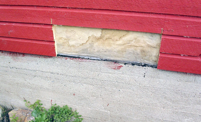 Kuva 3. Kosteusvaurio purueristeisen sein&auml;n alaosassa.