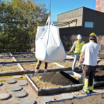 Betonitehtaan viherkatolla vähennetään tehdasalueella syntyvän huleveden määrää ja tutkitaan betonimurskapohjaisen kasvualustan vaikutusta kasvien kasvuun ja valumaveden laatuun. Koealtaissa testataan erilaisia kasvualustakombinaatioita.

(KUVA: RAKENNUSBETONI- JA ELEMENTTI OY)