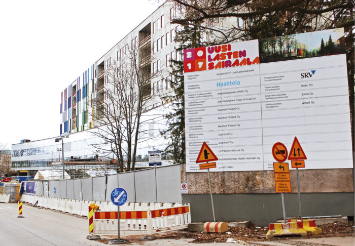 Sairaalan perustukset ja neljä alinta kerrosta tehtiin paikallavaluna. Ylimpien kerrosten runkorakenteet tuotiin paikan päälle elementteinä. Myös  ulkoseinärakenteet asennettiin elementteinä, jotta sairaalan ulkovaippa saatiin nopeasti umpeen. (KUVA: SIRKKA SAARINEN)