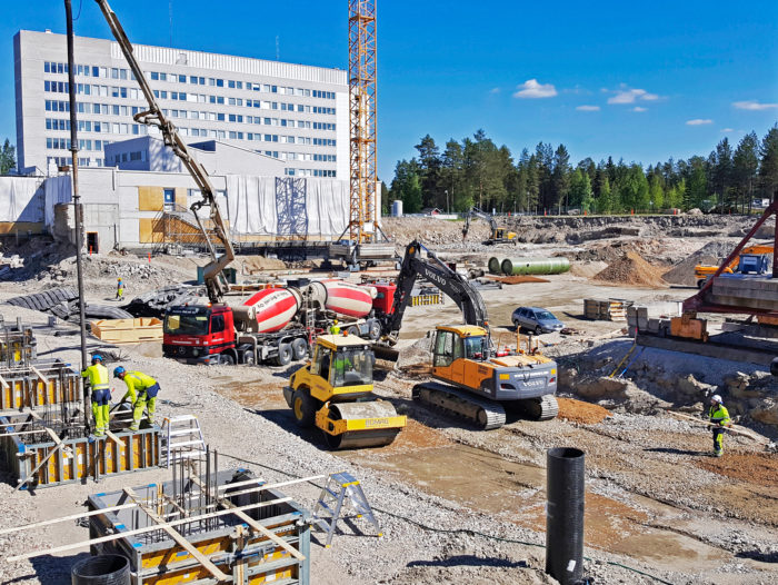 Ty&ouml;maa sijaitsee nykyisen sairaalan alueella, joten hankkeen erityispiirteit&auml; ovat korkeat turvallisuus- ja h&auml;iri&ouml;tt&ouml;myysvaatimukset. (KUVA: KUVA-HYNNINEN OY)