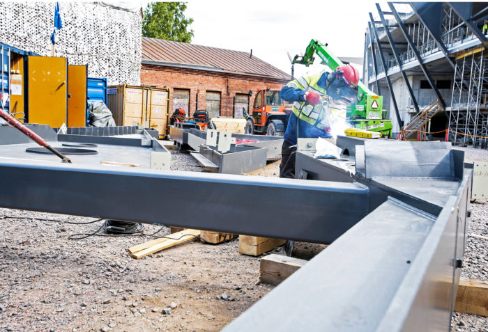 Ter&auml;skaaren p&auml;&auml;ss&auml; sijaitsevassa vetosauvassa vallitsee 100 MN voima. Yksityiskohtia viimeistell&auml;&auml;n hitsaamalla.