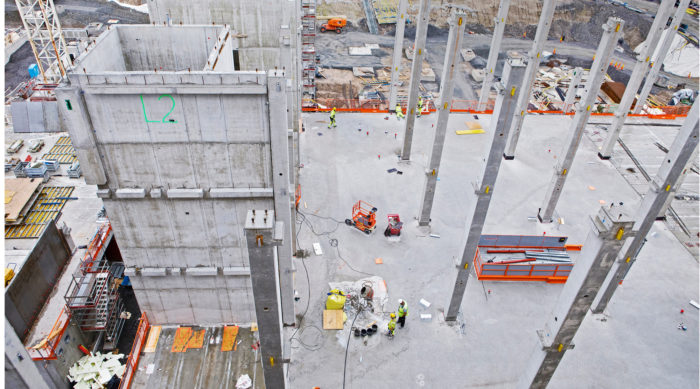 Perustuksien, rungon, sek&auml; maanvaraisten ja pintabetonilattioiden paikallavalut ovat yhteens&auml; yli 30 000 kuutiota. Vasemmalla n&auml;kyv&auml;t hissikuilut jatkuvat nelj&auml;nnen kerroksen j&auml;lkeen elementtein&auml;. Sama koskee porrashuoneita.