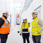 Aleks Salasin (vas.), Viljami Harjuniemi  ja REDIn tiedottaja Heli Pulkkinen SRV:st&auml; k&auml;yv&auml;t l&auml;pi Kalasataman ajankohtaisuuksia.