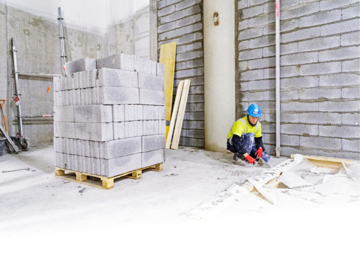 Nikolai Silov Valko-Ven&auml;j&auml;lt&auml; tekee tarkkaa ty&ouml;t&auml;.