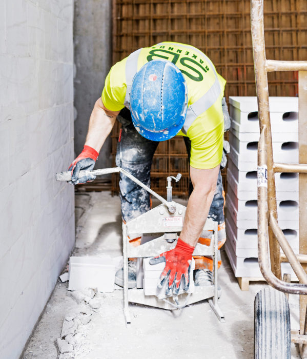 Tiilileikkuri eli &rdquo;giljotiini&rdquo; helpottaa ja nopeuttaa muurari Igor Plesnieksin ty&ouml;t&auml;.