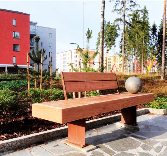 Prosenttitaidetta Vantaan Leinel&auml;ss&auml; ovat my&ouml;s Mets&auml;nhengen-puiston tervantuoksuiset taidepenkit, jotka kutsuvat tunnustelemaan muotoja. Niist&auml; l&ouml;ytyy my&ouml;s pistekirjoitusta. Penkit on tehnyt taiteilija Hilda Koz&aacute;ri.
