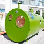 Lapset leikkiv&auml;t ahkerasti p&auml;iv&auml;kodin pihalla sijaitsevan taiteilija Anni Laakson Puunhaltijankolo-taideteoksen sis&auml;ll&auml;. Se kuuluu Leinel&auml;n taideohjelmaan, jonka p&auml;&auml;m&auml;&auml;r&auml;n&auml; on luoda el&auml;myksellinen asuinalue.