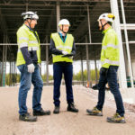 Rakennustöiden valvoja Mårten Viljanen Rambollista, Lidl Suomen energianhallintapäällikkö Simo Siitonen ja Lidl Suomen projektipäällikkö Kalle Hintikka pitävät Lidlin logistiikkakeskuksen rakentamisaikataulua kunnianhimoisena mutta realistisena.
