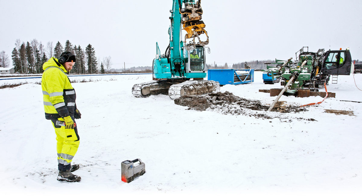 Kaivinkoneenkuljettaja ja suuntaporaustöiden nokkamies Jyrki Aromaa on harjaantunut suuntaporausprosessin vaiheisiin. Tämä työmaa kaivinkoneen puikoissa vaatii sekä vikkeliä liikkeitä että tarkkaa kaivusilmää. Työmaapäällikkö Tommi Heiskanen (kuvassa vas.) huolehtii, että kokonaisuus etenee kuten pitää.