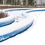 Vesijohtoputken varastointi onnistuu pellollakin, jossa se ennen asennusta hitsataan satojen metrien pituiseksi ’pätkäksi’.