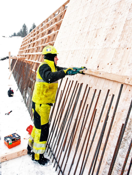 Valeri Beljakov rakentaa Raatekankaan kevyen­liikenteen siltaa.