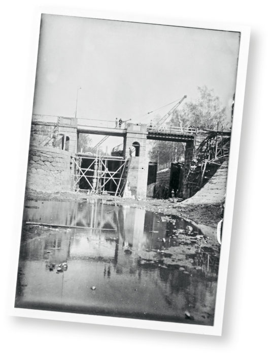 M&auml;lki&auml;n sulun rakentamista vuodelta 1931. Saimaan kanavan rakennushankkeeseen liittyv&auml;&auml; arkistoaineistoa on Liikenneviraston arkistossa 103 hyllymetri&auml;. Digitoituina on julkaistu yli 1&nbsp;000 valokuvaa. Kuvakokoelma l&ouml;ytyy osoitteesta www.doria.fi/handle/10024/145849