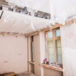 Hotellihuoneiden l&auml;mp&ouml;&auml; s&auml;&auml;dell&auml;&auml;n kattoon asennettujen paneelien avulla.  Vanhat l&auml;mp&ouml;patterit poistettiin.