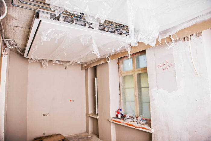 Hotellihuoneiden l&auml;mp&ouml;&auml; s&auml;&auml;dell&auml;&auml;n kattoon asennettujen paneelien avulla.  Vanhat l&auml;mp&ouml;patterit poistettiin.