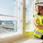 T&auml;yspuiset ikkunat luovat hotellihuoneisiin arvokasta tunnelmaa. Tuotantoinsin&ouml;&ouml;ri Sari Saarinen katsoo Aurajoelle p&auml;in.