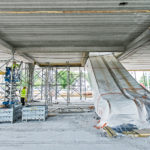 Hehtaarin kokoisen tontin reunasta reunaan t&auml;ytt&auml;v&auml;&auml;n rakennukseen tulee kaksi kerrosta liiketiloja. Maanalaisessa autohallissa on lopulta 188 autopaikkaa sek&auml; v&auml;est&ouml;suojatiloja.