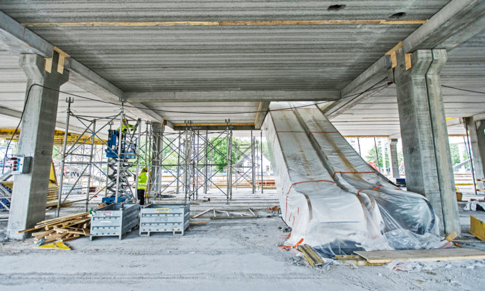 Hehtaarin kokoisen tontin reunasta reunaan t&auml;ytt&auml;v&auml;&auml;n rakennukseen tulee kaksi kerrosta liiketiloja. Maanalaisessa autohallissa on lopulta 188 autopaikkaa sek&auml; v&auml;est&ouml;suojatiloja.