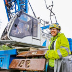 Mobiilinosturinkuljettaja Satu Houtsonen vaihtoi v&ouml;yril&auml;isest&auml; maanviljelij&auml;st&auml; etel&auml;nkin ty&ouml;maita kiert&auml;v&auml;ksi rakennusammattilaiseksi.