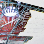 1. Saksassa valmistetun metallirangan p&auml;&auml;lle asennetaan ensin 40 milli&auml; paksu akustinen kivivilla.