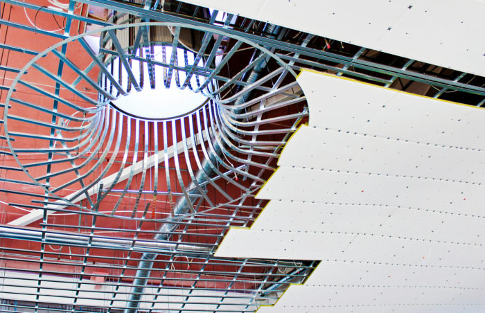 1. Saksassa valmistetun metallirangan p&auml;&auml;lle asennetaan ensin 40 milli&auml; paksu akustinen kivivilla.